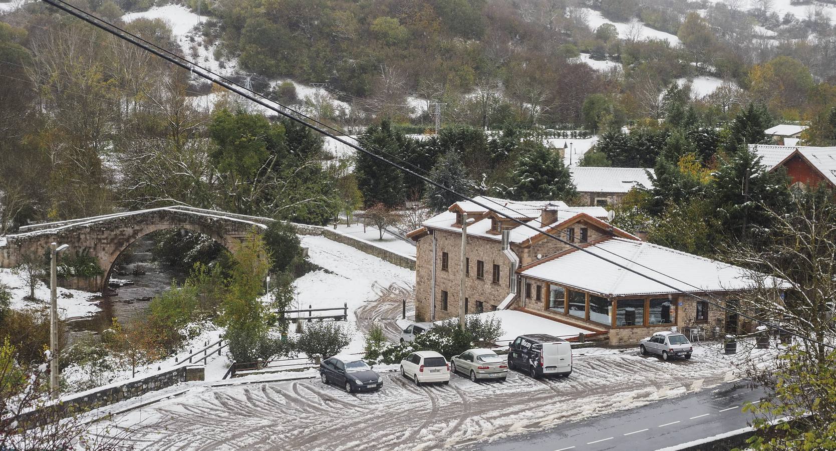 El sur de Cantabria esta cubierto de nieve, mientras el granizo, el agua y el frío llegan a todos los rincones