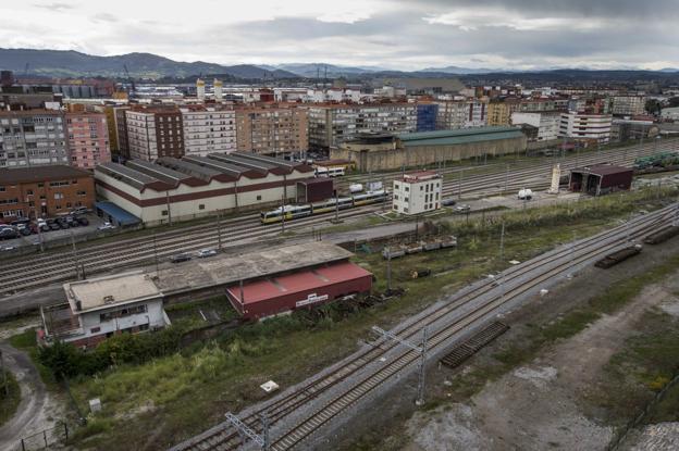  Vista aérea del espacio ferroviario donde actuarán conjuntamente el Ayuntamiento, el Ejecutivo regional y el Ministerio de Fomento. 