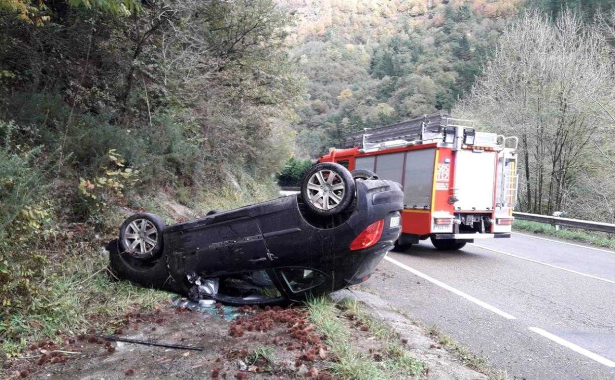 Estado en el que quedó el vehículo volcado en el accidente cerca de Villafufre.