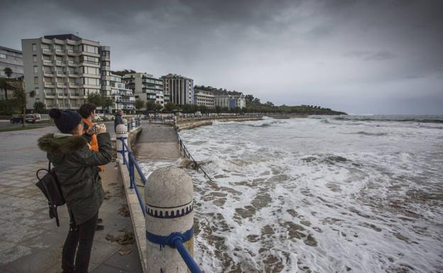 La nieve sigue presente en las carreteras más altas y el temporal azota la costa con olas de 6 metros