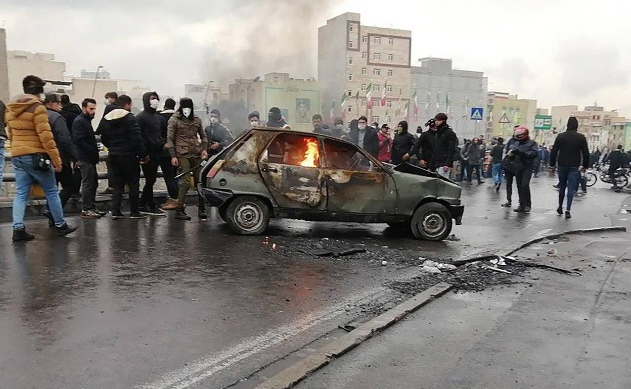 Incidentes en las calles de las principales ciudades iraníes por el aumento del precio de la gasolina.
