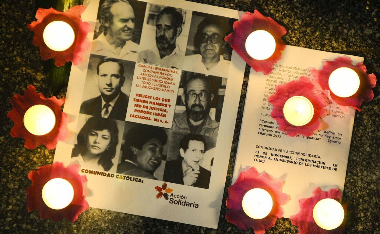 Los retratos de los ochos asesinados, cinco de ellos jesuitas españoles, en El Salvador en 1989. 