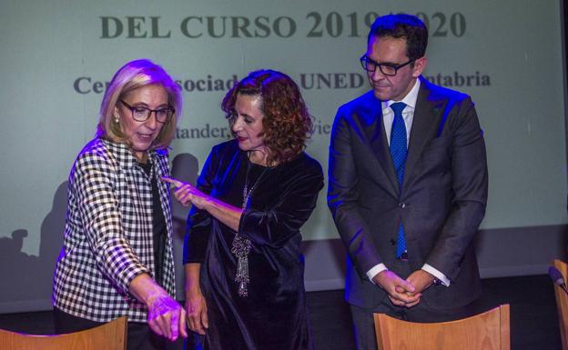 De izquierda a derecha Ana R. Martín, Ana Belén Álvarez y Alberto Mingo, durante el acto de ayer. :