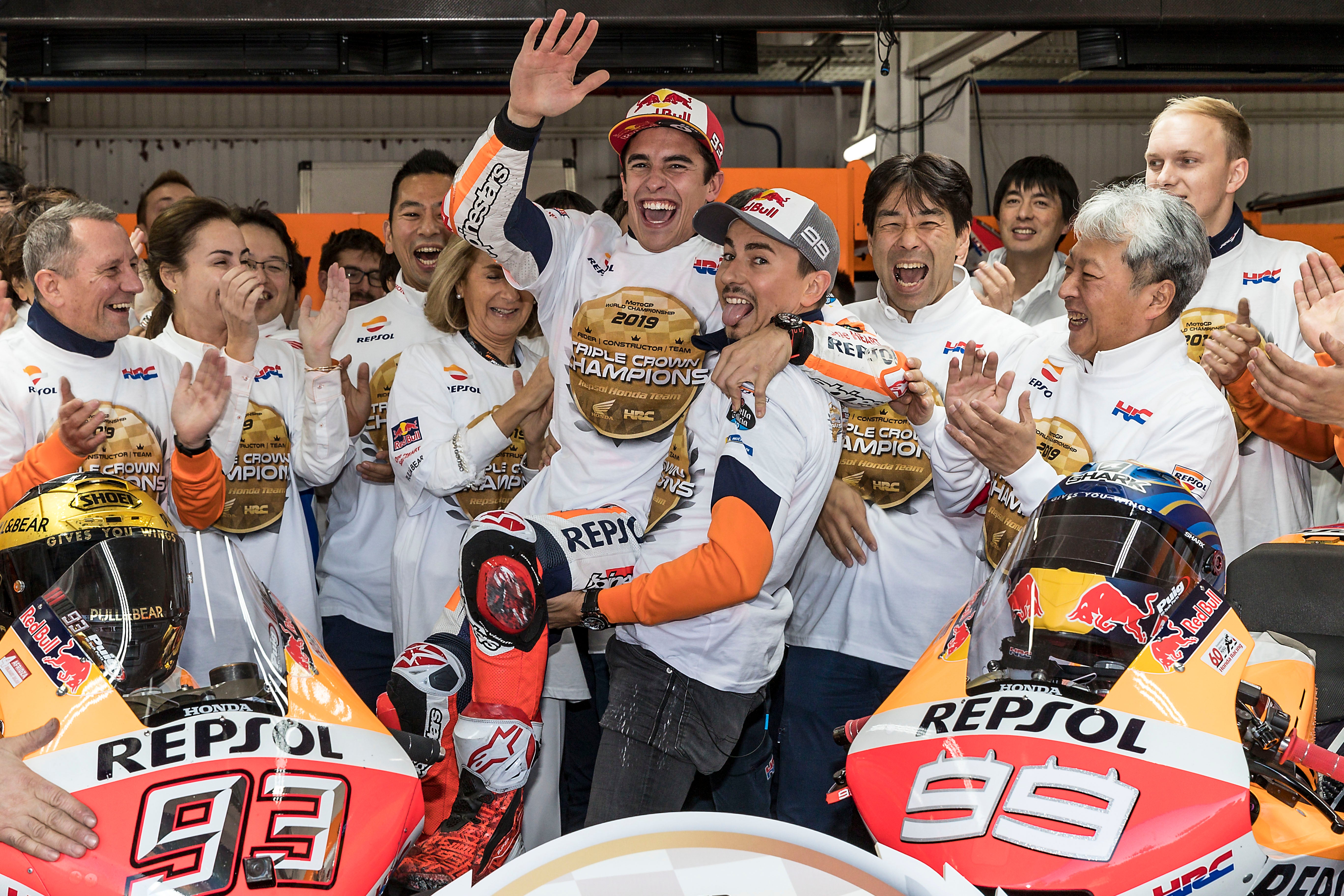 Jorge Lorenzo celebrando con el equipo Repsol Honda la Triple Corona en Moto GP