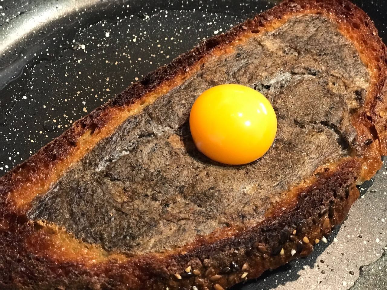 TORTILLA DIFERENTE. 11-Añadir la yema sobre la tortilla de claras. Tapar unos segundos con una tapa y retirar del fuego.