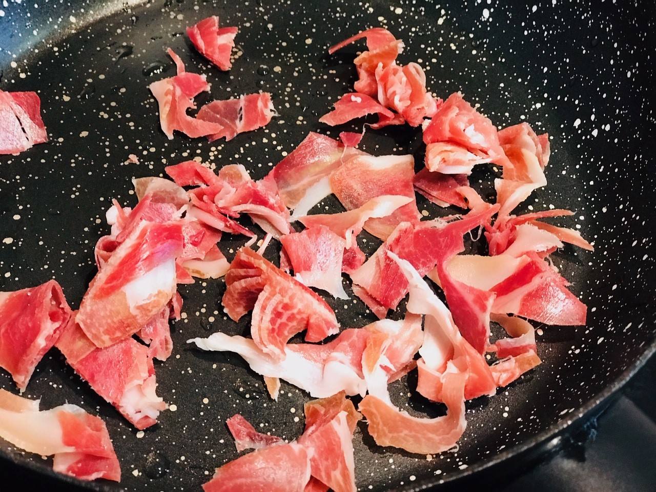 TORTILLA DIFERENTE. 6-Trocear el jamón y poner en una sartén con un poquito de aceite de oliva a dorar. 