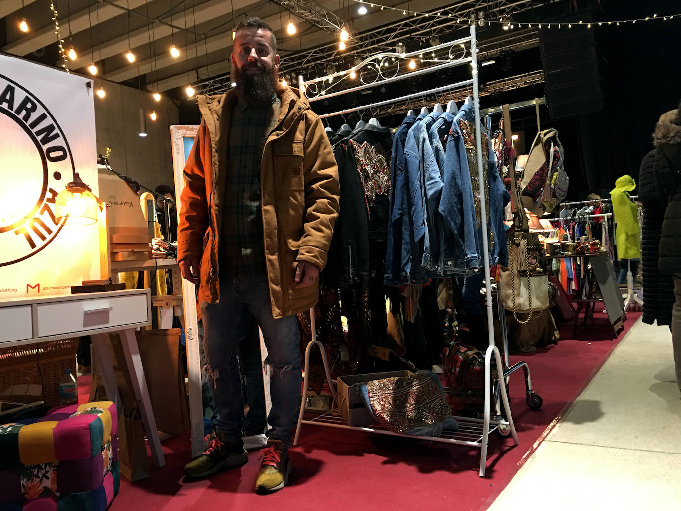 Fernando Mollinedo. Santander. "En el otoño suelo ir con vaqueros, camisas de cuadros, muy look leñador, aprovechando la barba pega total. Además, soy muy de gorra".