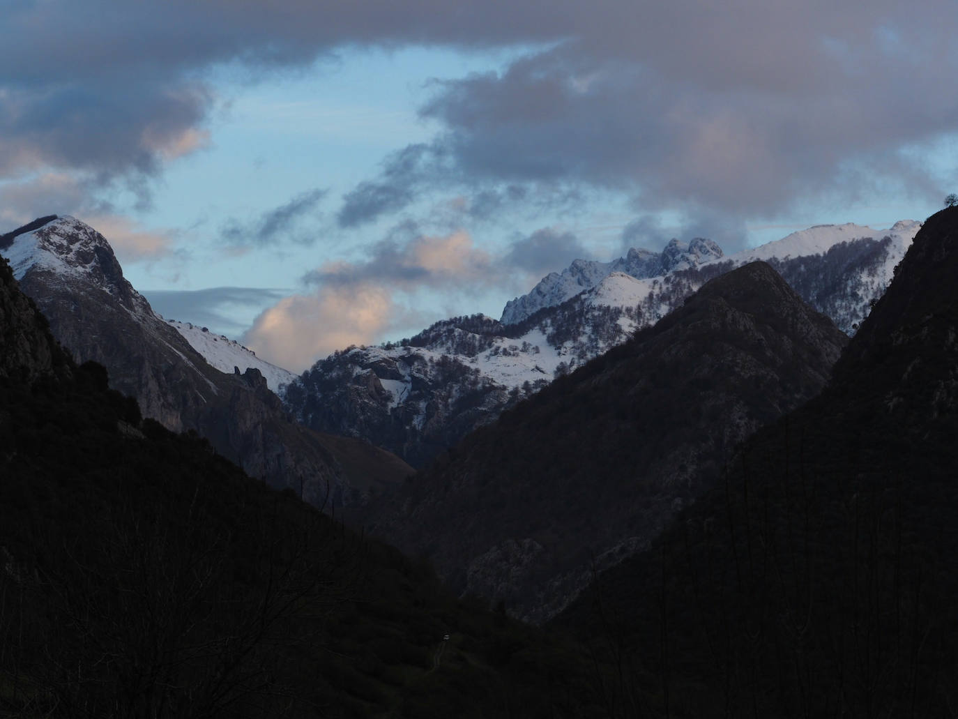 El frío y la nieve han dejado preciosas estampas en el parque nacional, un espacio de extraordinaria belleza en el que se diluyen las fronteras de Asturias, Cantabria y Castilla y León y que supera las 67.000 hectáreas