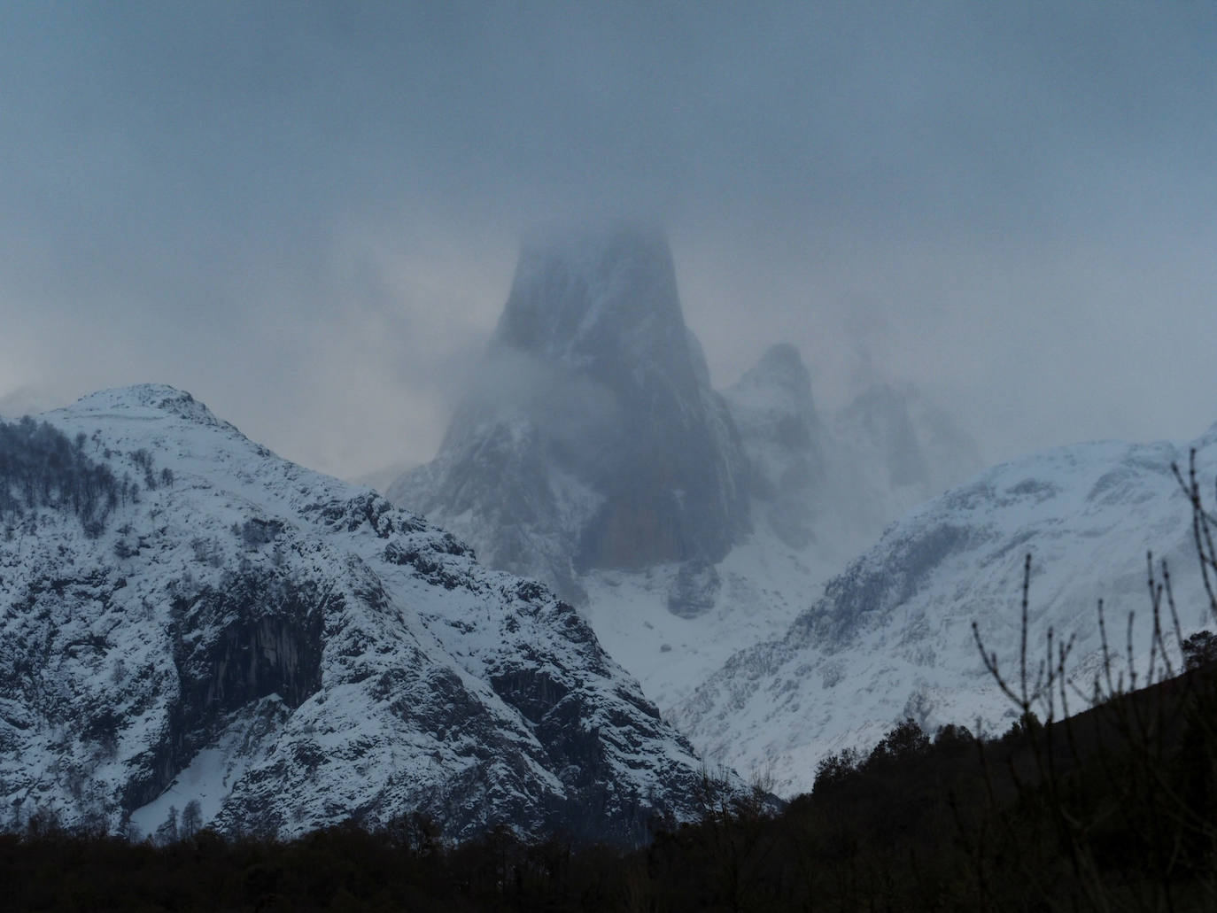 El frío y la nieve han dejado preciosas estampas en el parque nacional, un espacio de extraordinaria belleza en el que se diluyen las fronteras de Asturias, Cantabria y Castilla y León y que supera las 67.000 hectáreas