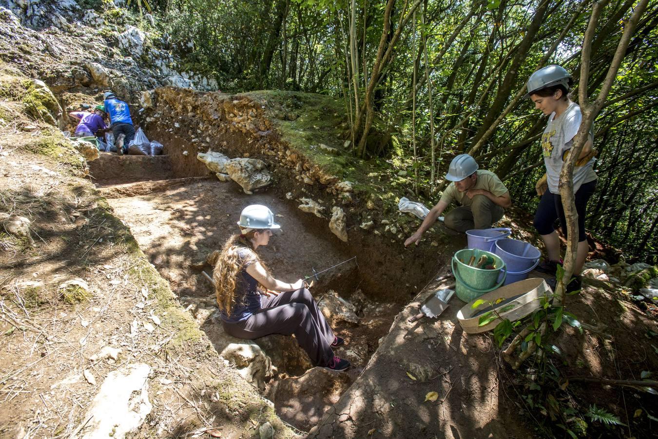 Complejo arqueológico. Investigadores en el año 2016