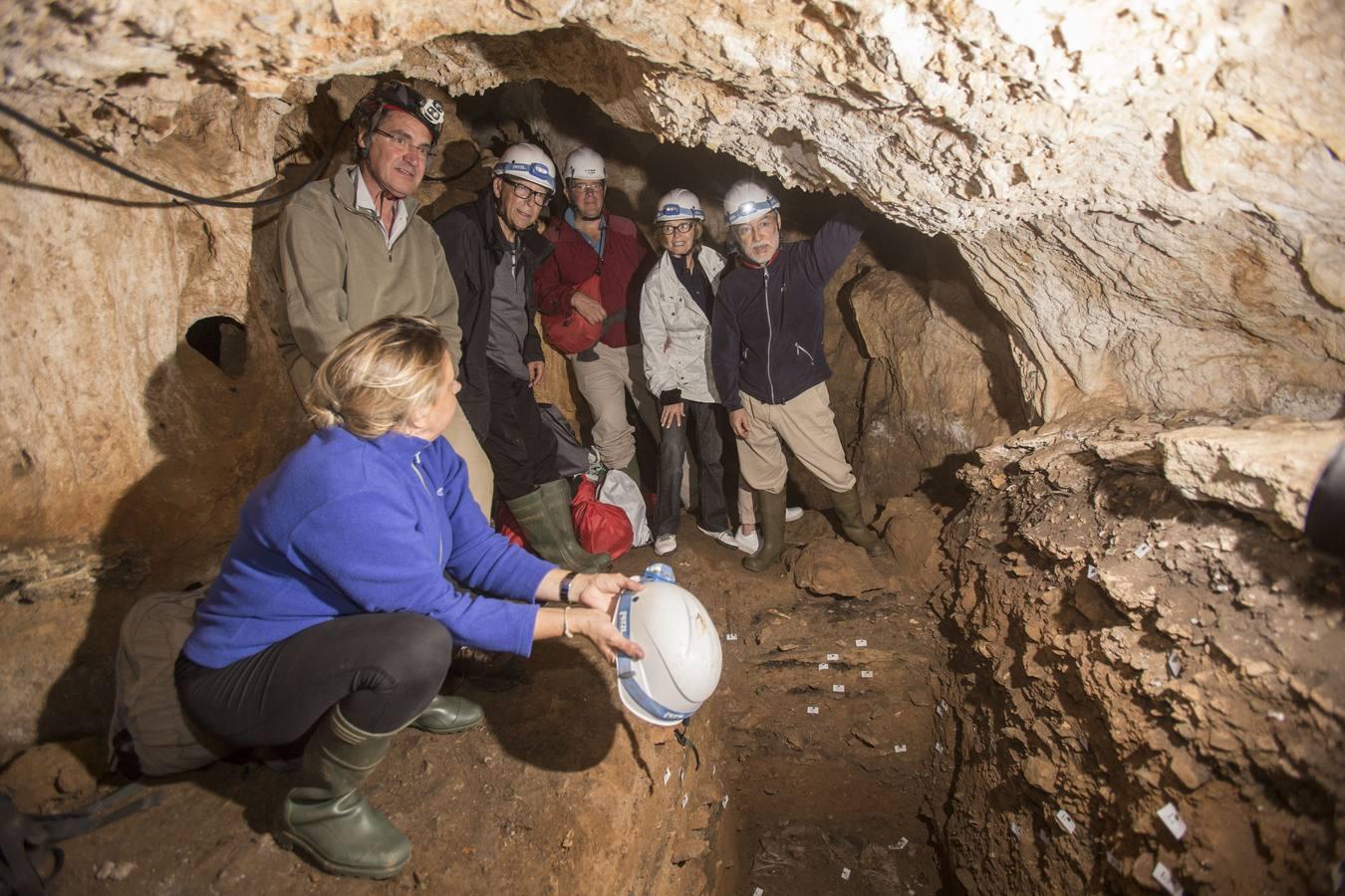 El mecenas Stuart Weitzman visita la cueva