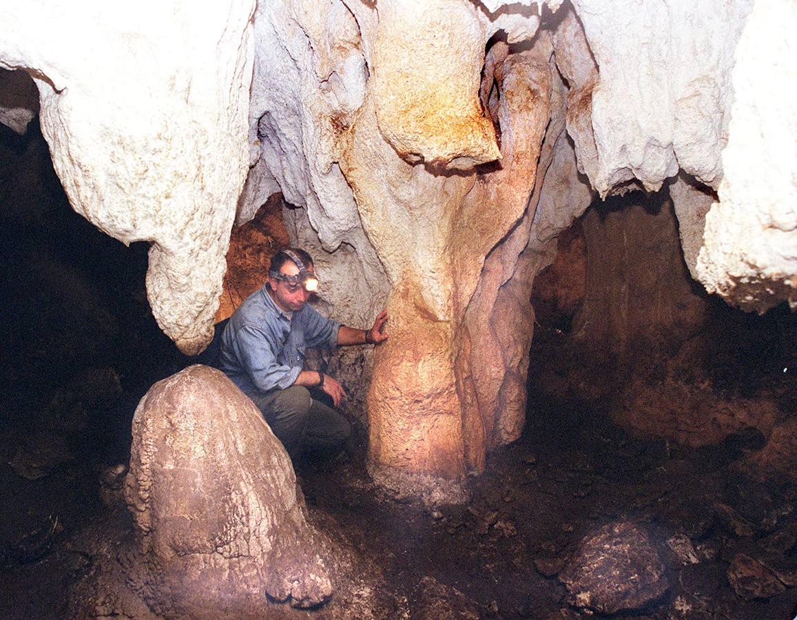 Año 2000 en el interior de la cueva