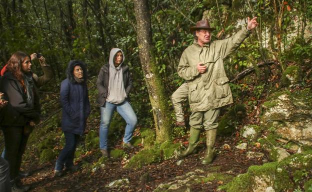 Pablo Arias, director del proyecto de investigación de La Garma, ayer, durante una de las visitas guiadas por el exterior de la cueva. :