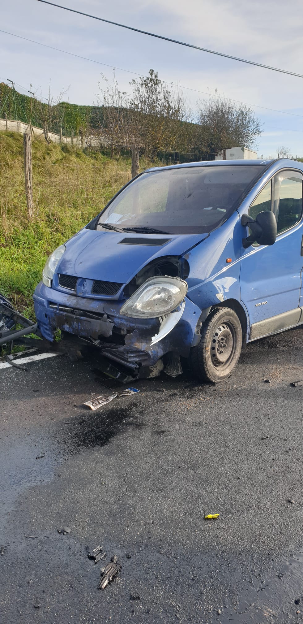 Fotos: Un herido grave tras chocar un camión y un turismo en el alto de Pedroa