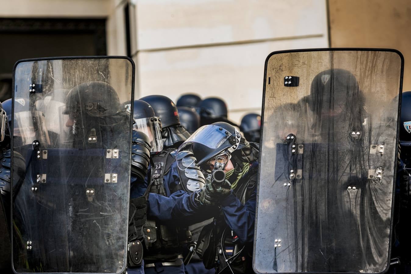 Un policía antidisturbios apunta con su arma durante las manifestaciones de los chalecos amarillos en París. París 08-12-2018