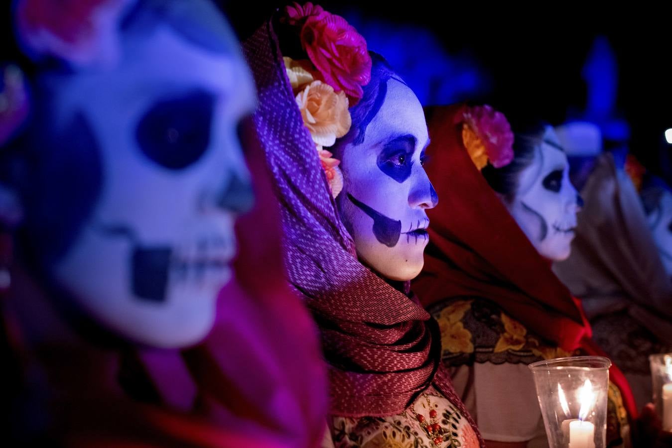 Los mexicanos asisten al desfile del Día de Muertos en el cementerio de Mérida. Esta festividad se mantiene durante dos días en una explosión de color y alegría que afirma la vida. Mérida (México) 31-10-2018