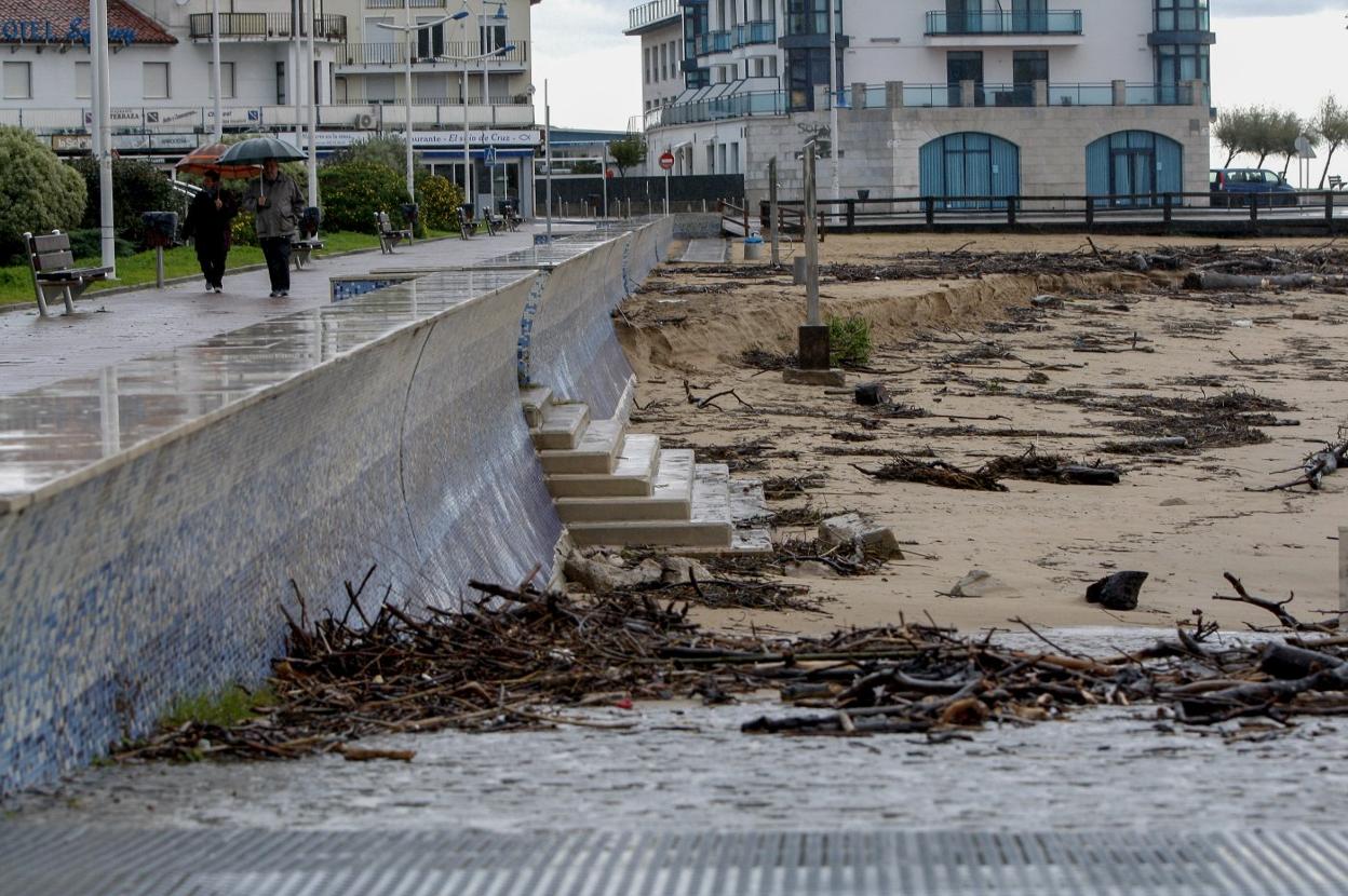  El aspecto que presentaba ayer en Suances la playa de La Ribera, en otro día de lluvia.