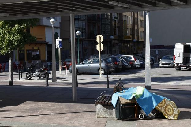 Bancos de la Plaza de La Llama, en el centro de la ciudad, donde ha estado durmiendo un indigente. :