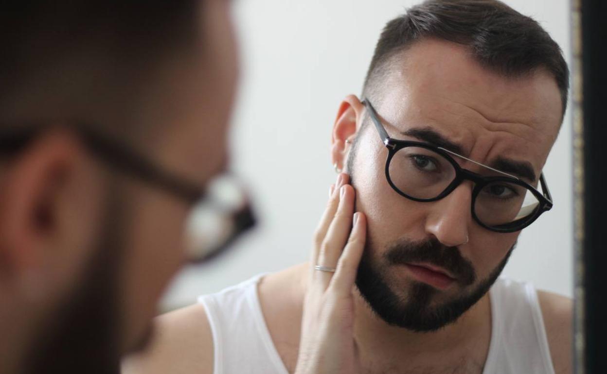 La barba masculina se impone en su imagen.