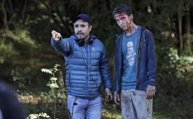 El director Koldo Serra con Lucas Miramón, hijo de Iñaki Miramón, uno de los jóvenes protagonistas de 'Caminantes'.