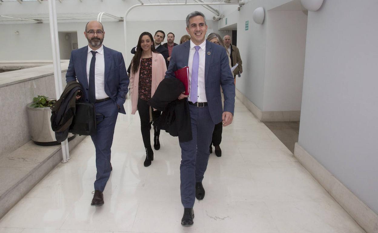 Pablo Zuloaga, acompañado de los altos cargos de su Consejería, antes de presentar en el Parlamento las cuentas de su departamento.