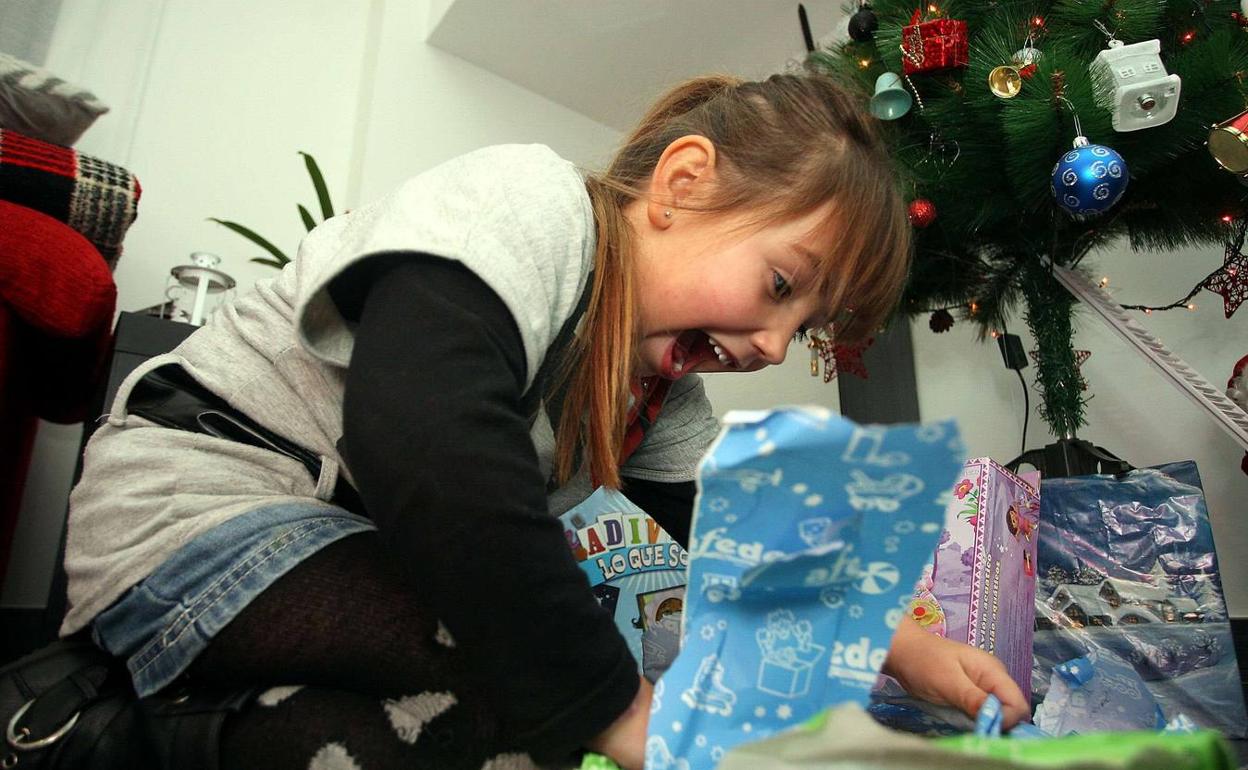Cruz Roja quiere que todos los niños abran un regalo estas navidades