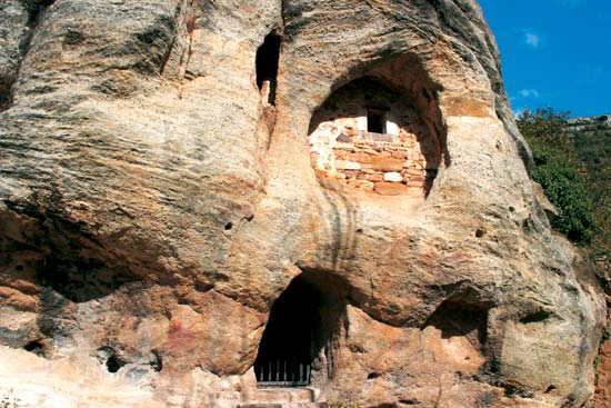 Ermita rupestre de Arroyuelos, una de las más singulares de la región.