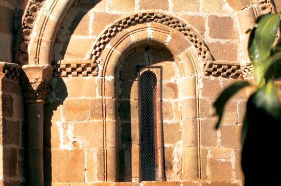 Imagen principal - Ventana de la colegiata de San Martín de Elines. Iglesia parroquial de La Asunción, en el núcleo de Villamoñico. Colegiata románica de San Martín de Elines.