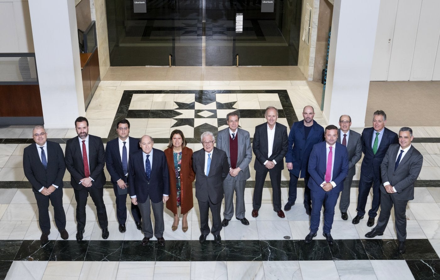 Miembros del Consejo Consultivo de Liberbank en Cantabria, reunidos ayer en la sede de la plaza Porticada. :: dm