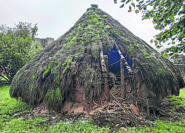 Imagen del exterior de una de las cabañas circulares del poblado.