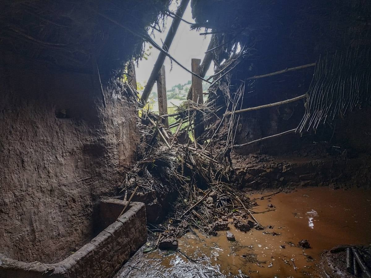 Los últimos temporales y la falta de mantenimiento han destrozado el Poblado Cántabro, uno de los recursos turísticos más importantes de Cabezón de la Sal. Las inundaciones han arrasado las cabañas. Los enseres se amontonan y los tejados se han roto en muchos casos.