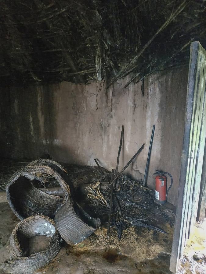 Los últimos temporales y la falta de mantenimiento han destrozado el Poblado Cántabro, uno de los recursos turísticos más importantes de Cabezón de la Sal. Las inundaciones han arrasado las cabañas. Los enseres se amontonan y los tejados se han roto en muchos casos.