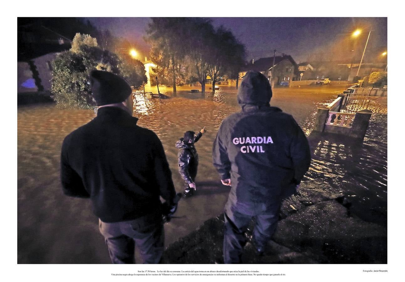 Son las 17.50 horas. La luz del día se consume. La caricia del agua torna en un abrazo desafortunado que eriza la piel de las viviendas. Una piscina negra ahoga la esperanza de los vecinos de Villanueva. Los operarios de los servicios de emergencias se enfrentan al desastre en primera línea. No queda tiempo que ganarle al río.