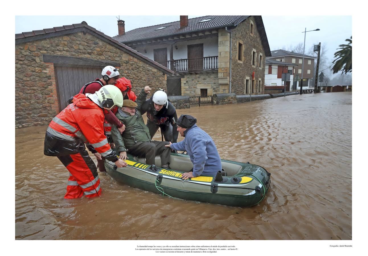 La humedad rompe las voces y ya solo se escuchan instrucciones sobre cómo enfrentarse al miedo de perderlo casi todo. Los operarios de los servicios de emergencias continúan evacuando gente en Villanueva. Uno, dos, tres, cuatro… así hasta 45. Los vecinos se resisten al desastre y tratan de mantener a flote su dignidad.