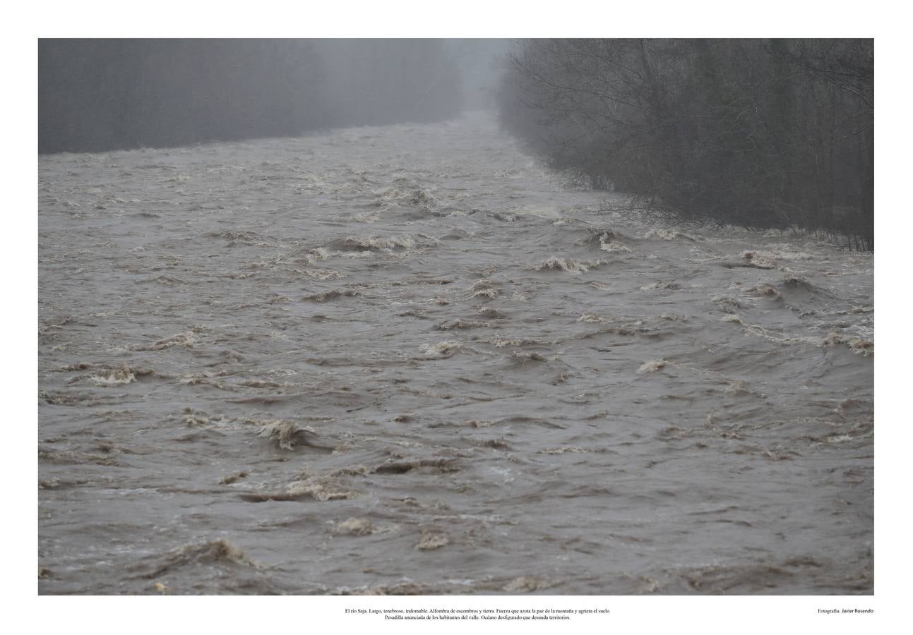 El río Saja. Largo, tenebroso, indomable. Alfombra de escombros y tierra. Fuerza que azota la paz de la montaña y agrieta el suelo. Pesadilla anunciada de los habitantes del valle. Océano desfigurado que desnuda territorios