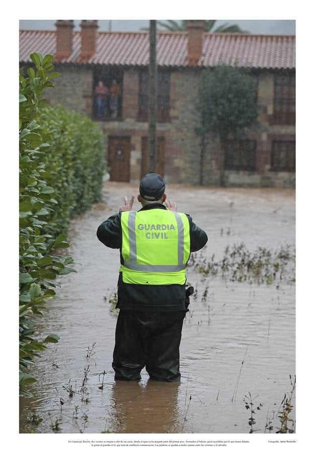 En Caranceja, Reocín, dos vecinos se niegan a salir de sus casas, donde el agua ya ha anegado parte del primer piso. Asomados al balcón, quizá incrédulos por lo que tiene delante, le gritan al guardia civil, que trata de establecer comunicación. Las palabras se queda a medio camino entre las víctimas y el salvador