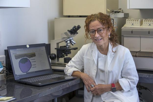 Carmen Ochoa, en el laboratorio de la clínica CER Santander. 
