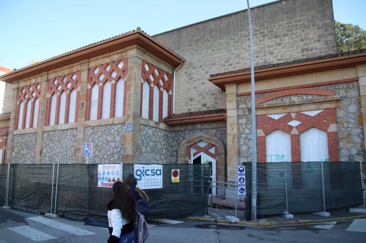 La empresa constructora ha vallado parte del edificio