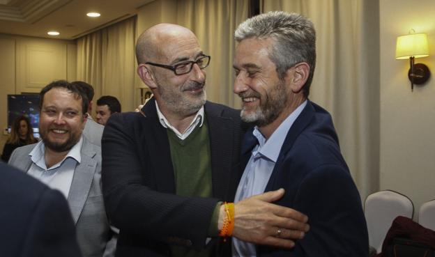 El portavoz de Cs Cantabria, Félix Álvarez, felicita a Javier Ceruti tras las elecciones municipales del pasado 26 mayo. 