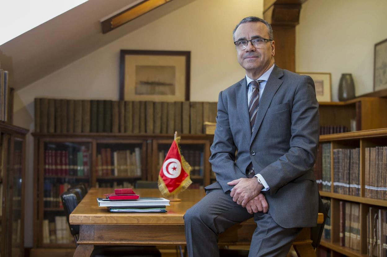 Wacef Chiha en la biblioteca de la Cámara de Comercio de Cantabria. 