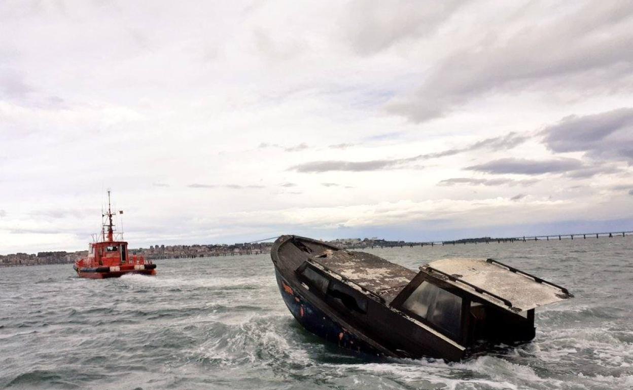 Cruz Roja y Salvamento Marítimo desafían a las olas para remolcar un barco semihundido a la deriva