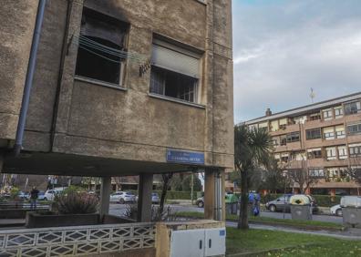 Imagen secundaria 1 - Un hombre de 66 años muere por inhalación de humo en un incendio en una vivienda de Cazoña