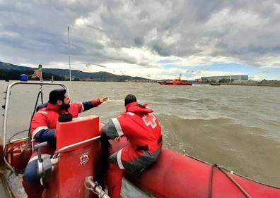 Imagen secundaria 1 - Cruz Roja y Salvamento Marítimo desafían a las olas para remolcar un barco semihundido a la deriva