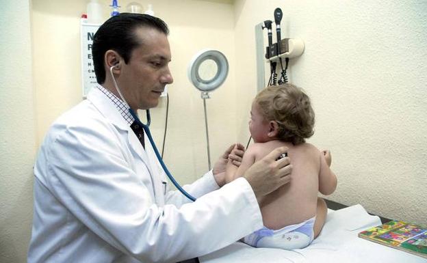 La escasez de pediatras se agrava y salpica ya a veinte centros de salud de Cantabria