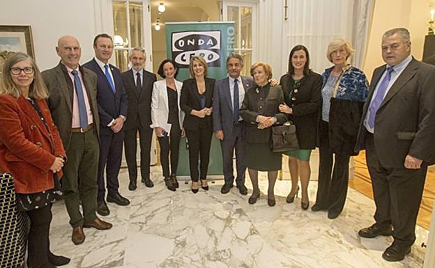 Imagen principal - Las emisoras de Atresmedia en Cantabria premian a la cántabra María Josefa Pérez Vega, de 92 años