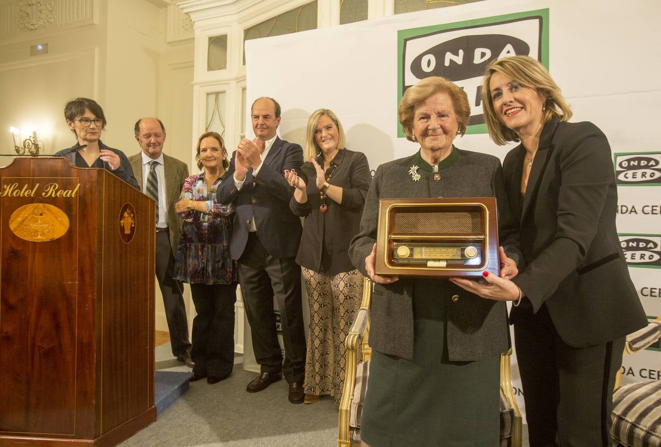 Imagen secundaria 2 - Las emisoras de Atresmedia en Cantabria premian a la cántabra María Josefa Pérez Vega, de 92 años