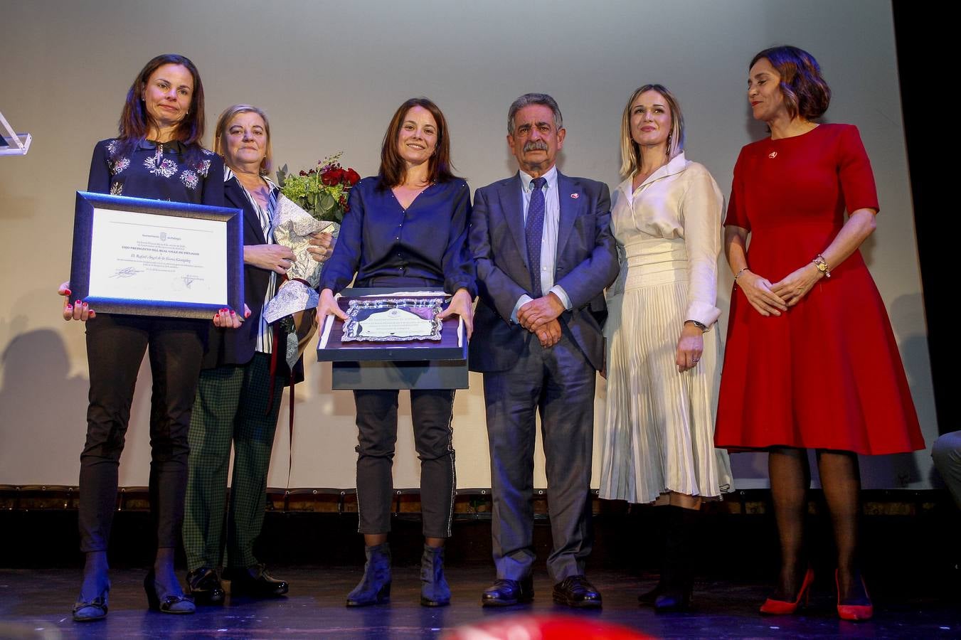 Con dos grandes carteles con la imagen de Rafael de la Sierra y el epígrafe 'Razón y Corazón', el acto ha reunido a numerosos familiares y amigos del exconsejero de Presidencia y expresidente del Parlamento, fallecido el pasado 19 de junio