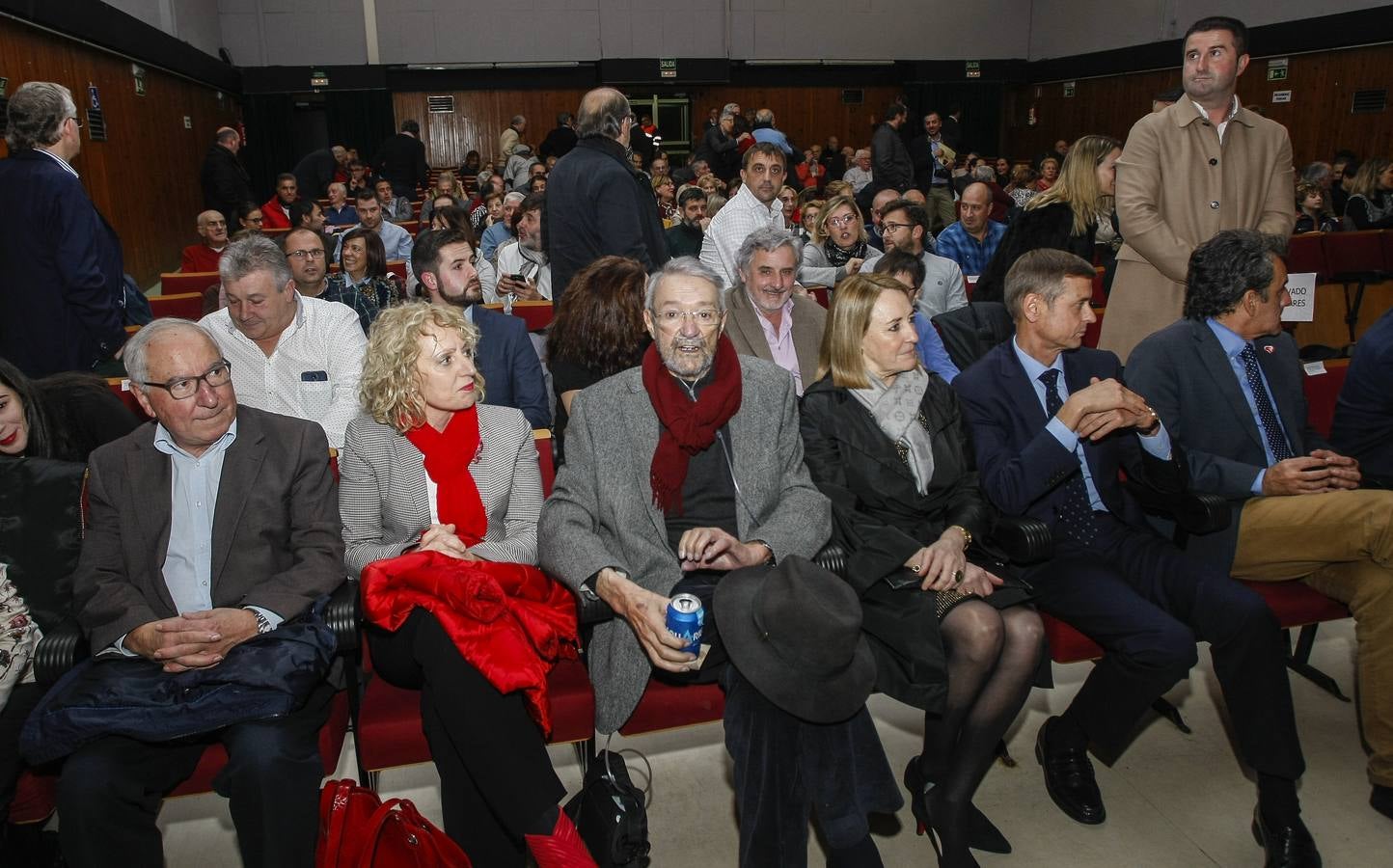 Con dos grandes carteles con la imagen de Rafael de la Sierra y el epígrafe 'Razón y Corazón', el acto ha reunido a numerosos familiares y amigos del exconsejero de Presidencia y expresidente del Parlamento, fallecido el pasado 19 de junio