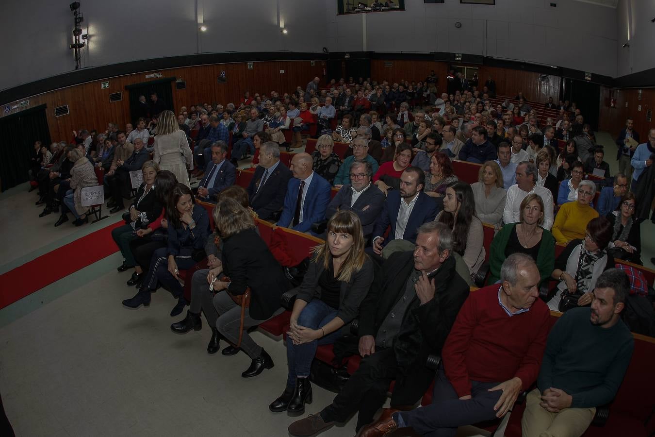 Con dos grandes carteles con la imagen de Rafael de la Sierra y el epígrafe 'Razón y Corazón', el acto ha reunido a numerosos familiares y amigos del exconsejero de Presidencia y expresidente del Parlamento, fallecido el pasado 19 de junio