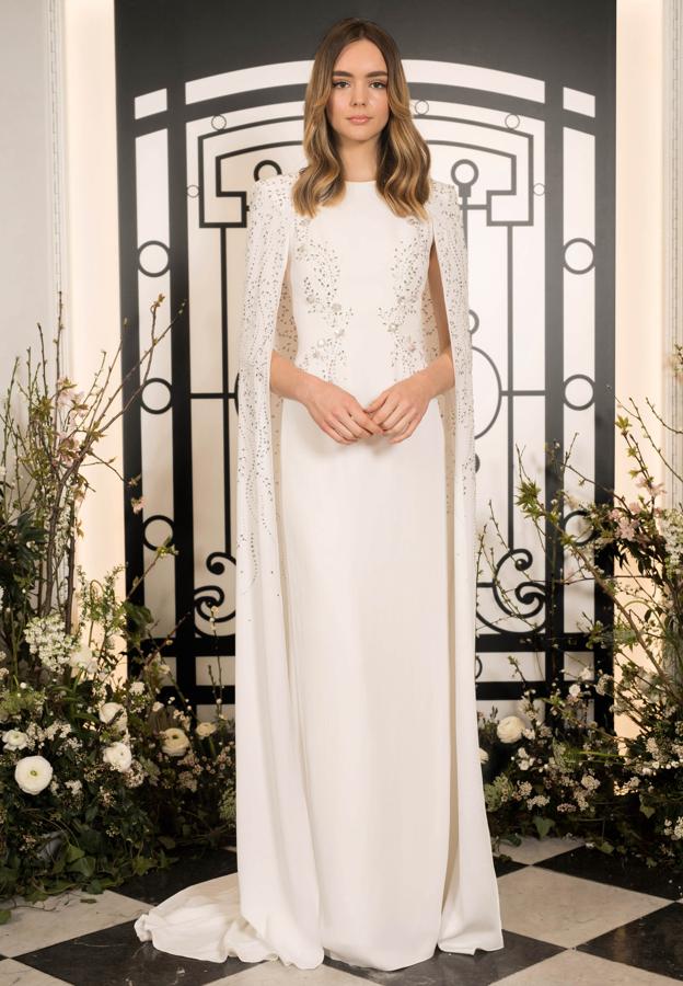 Vestidos-capa. Elegantes, regios y con un halo de misterio. Así son los diseños que cada vez más novias maduras eligen para casarse por segunda vez, tal y como hizo recientemente la soprano Ainhoa Arteta. Aunque desde hace varias temporadas son un comodín entre las invitadas, ahora se convierten en una opción indispensable para la industria nupcial. La firma inglesa Jenny Packham lo corrobora con este diseño cuajado de aplicaciones de pedrería que se presentó en la última semana de la moda 'bridal' de Nueva York.